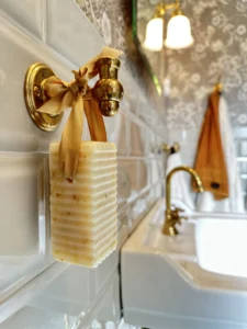 Ekologisk fast tvål från Laugar of Sweden. Älvdans badtvål med satinband i guld